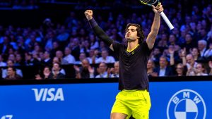 Carlos Alcaraz remporte un tie-break palpitant et poursuit son parcours à Vienne