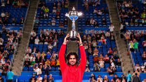 Carlos Alcaraz s’impose de justesse face à Jiri Lehecka et conserve son titre à Tokyo