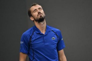 Ce geste lui a coûté très cher : Medvedev disqualifié du tournoi de Pékin, la finale pour Djokovic