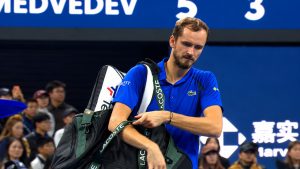 Daniil Medvedev présente ses excuses après sa disqualification face à Novak Djokovic