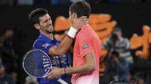 Daniil Medvedev qualifie avec humour Novak Djokovic de « vieux » et de « fou » avant la demi-finale de Pékin