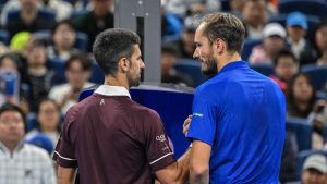 Djokovic essoufflé, Medvedev l’imite : les images étonnantes de leur demi-finale à Pékin