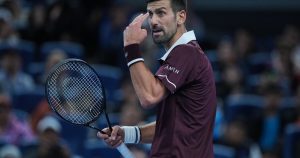 Avec la disqualification de Daniil Medvedev, Novak Djokovic reçoit une occasion de se rapprocher de Roger Federer : « Franchement, c&rsquo;est un choc »