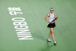 Elena Rybakina reconnaît avoir « baissé de niveau » avant qu’une réaction « agressive » ne sauve son parcours à Ningbo