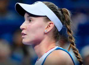 Elena Rybakina rejoint Naomi Osaka dans un record dont elles se seraient bien passées après avoir perdu son premier match en t