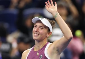 Elise Mertens devient la deuxième joueuse seulement, après Coco Gauff, à réussir cet exploit face à Iga Swiatek