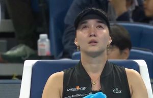 Eva Lys, en difficulté, abandonne en larmes à Pékin, le cauchemar de 2026 continue