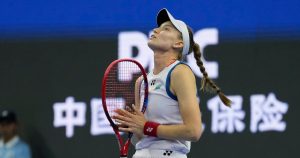 Grosse surprise à Pékin : Elena Rybakina battue dès le 2e tour du tournoi au terme de sa première rencontre comme N.1 mondiale