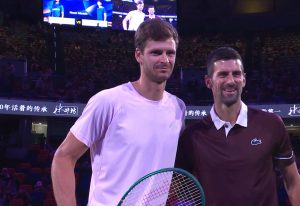 Hubert Hurkacz inflige à Novak Djokovic sa défaite la plus précoce au Masters de Shanghai