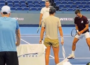 Iga Świątek espère encore apprendre les retours de service auprès de l’« inhumain » Novak Djokovic