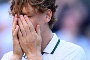 Jannik Sinner stoppe sa saison 2026 pour soigner son genou
