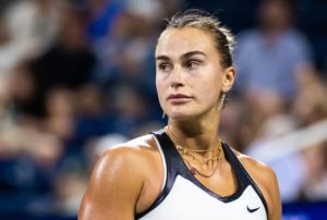 Jimmy Connors soupçonne des « influences extérieures » derrière les difficultés d’Aryna Sabalenka