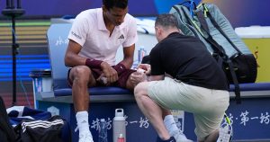 Le plateau 5 étoiles de l&rsquo;European Open en danger ? Félix Auger-Aliassime abandonne à Shanghai, blessé au genou