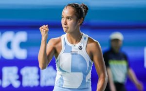 Leylah Fernandez remonte un déficit dans chacun des deux sets et atteint sa troisième finale en Asie