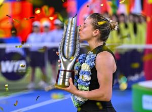 Maja Chwalińska rejoint Naomi Osaka parmi les rares joueuses à avoir décroché un premier titre WTA de cette manière