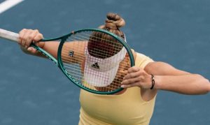 Maria Timofeeva affirme qu’on lui a volé sa montre à Pékin alors qu’elle prenait sa douche