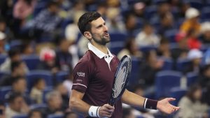 Medvedev disqualifié, Djokovic rejoint la finale à Pékin dans une fin de match complètement folle