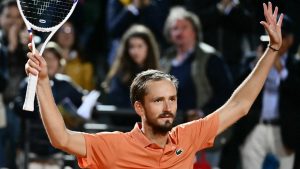 Medvedev frappe fort à Shanghai et écarte Tsitsipas en deux sets
