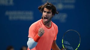 Mis en difficulté, Alcaraz finit par s’imposer face à Michelsen à Tokyo