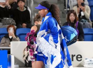 Naomi Osaka fait sensation avec son look et élimine Jasmine Paolini
