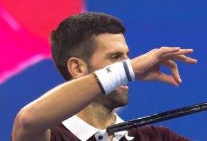 Novak Djokovic dépasse Rafael Nadal avec brio à Pékin