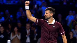 Novak Djokovic surmonte un début de match poussif et s’impose à Bâle 15 ans après