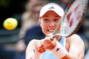 Sensation à Pékin : la numéro 1 mondiale Elena Rybakina éliminée dès son entrée en lice par Alina Charaeva