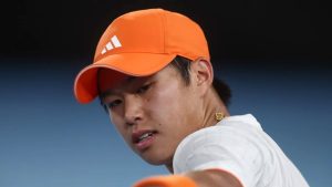 Tien, finaliste en titre, tombe face à Hurkacz au premier tour de Tokyo