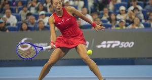 Tombeuse de Mertens en demi-finales, la Chinoise Zheng Qinwen gagne le tournoi de Pékin, son premier WTA 1000