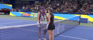Vidéos, WTA – Wuhan > Maja Chwalinska, après sa victoire contre Iga Switak en demi-finales : « Lors de notre accolade au filet, elle m&rsquo;a dit : &lsquo;Tu sais, si je ne me qualifie pas pour le Masters, je vais te tuer' »
