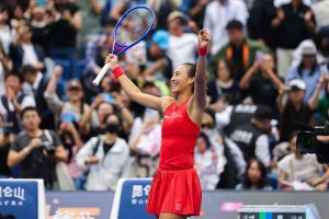 Zheng Qinwen dévoile sa célébration d’anniversaire en « robe de mariée » après une blague sur les « bons cadeaux »