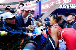 Zheng Qinwen évoque la pression liée à son statut d’icône du tennis chinois et l’influence de Serena Williams