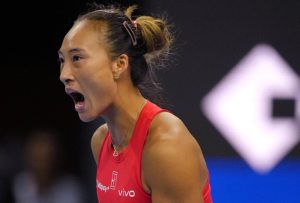 Zheng Qinwen s’en sort au terme d’un match à suspense au 3e tour et affrontera la révélation du tournoi au proch