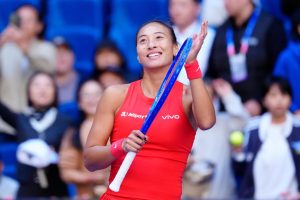 Zheng Qinwen surmonte un début de match poussif et se qualifie après l’abandon d’Anna Kalinskaya