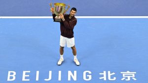 à 39 ans, Djokovic décroche le 102e titre de sa carrière à Pékin