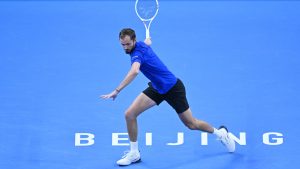 le coup de folie de Medvedev, disqualifié face à Djokovic après avoir touché un spectateur à l&rsquo;œil
